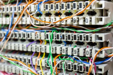 Analog sisteminde birçok renkte kabloya sahip bir PBX telefon kulübesinin içinde yakın plan.