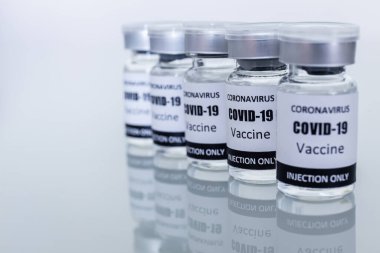Coronavirus veya covid-19 aşısı için birçok aşı şişesi. Odaklanmayı seç