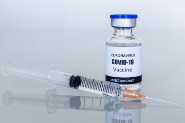 Koronavirüsü veya covid-19 'u önlemek için aşı şişeleri ve şırıngalar..
