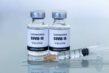 Koronavirüsü veya covid-19 'u önlemek için aşı şişeleri ve şırıngalar..