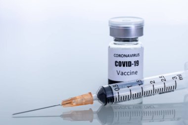 Koronavirüsü veya covid-19 'u önlemek için aşı şişeleri ve şırıngalar..