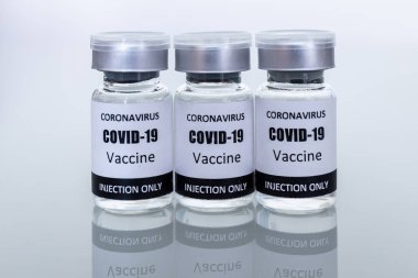 Coronavirüs veya covid-19 aşısı için birçok aşı şişesi