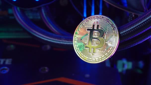 비트코인 Golden Bitcoin 암호화 Crypto Currency Technology 컴퓨터의 디지털 상징이다 — 비디오