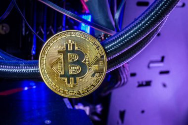 Bilgisayarda Altın Bitcoin 'i kapat. Kripto Para Birimi konsepti ve çevrimiçi blok zinciri ticareti dijital paraya destek verdi. Arkaplan kopyalama alanı