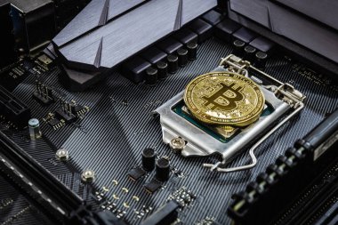 Bilgisayardaki işlemci soketindeki Altın Bitcoin 'i kapat. Kripto Para Birimi konsepti ve çevrimiçi blok zinciri ticareti günümüzde dijital paraya destek verdi. Arkaplan kopyalama alanı