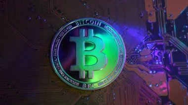 Sunucu bilgisayar anakartındaki Altın Bitcoin bugün dünyadaki her ülkede kullanılan ve popüler olan para birimidir. İş teknolojisi kavramı.