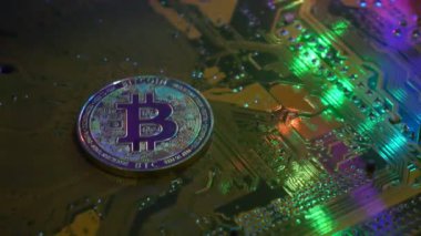Sunucu bilgisayar anakartındaki Altın Bitcoin bugün dünyadaki her ülkede kullanılan ve popüler olan para birimidir. İş teknolojisi kavramı.