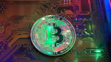 Sunucu bilgisayar anakartındaki Altın Bitcoin bugün dünyadaki her ülkede kullanılan ve popüler olan para birimidir. İş teknolojisi kavramı.