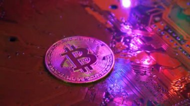 Sunucu bilgisayar anakartındaki Altın Bitcoin bugün dünyadaki her ülkede kullanılan ve popüler olan para birimidir. İş teknolojisi kavramı.