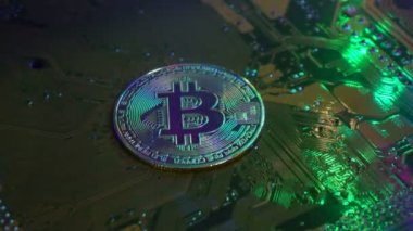 Sunucu bilgisayar anakartındaki Altın Bitcoin bugün dünyadaki her ülkede kullanılan ve popüler olan para birimidir. İş teknolojisi kavramı.