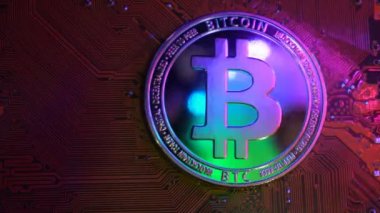Sunucu bilgisayar anakartındaki Altın Bitcoin bugün dünyadaki her ülkede kullanılan ve popüler olan para birimidir. İş teknolojisi kavramı.