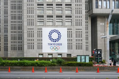SHINJUKU TOKYO, JAPONYO - 8 Haziran 2020 Tokyo Olimpiyatları Büyük logo sembolü Orta Şehir Tokyo 'da 8 Haziran 2018 tarihinde.