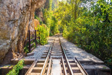 Kanchanaburi Tayland 'daki Kwai Nehri' ni geçen Ölüm Demiryolu. Ziyaret için önemli bir dönüm noktası ve 2. Dünya Savaşı tarihi inşa edildi.