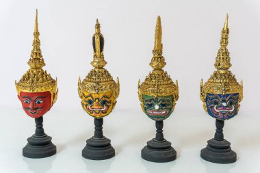 Küçük kırmızı, yeşil, sarı, mavi bir aktörün maskesi beyaz bir arka plana takılır..