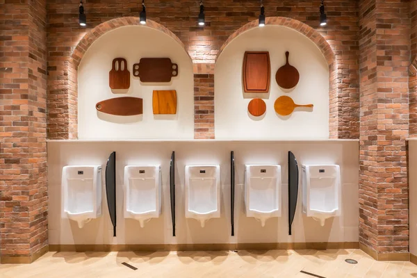Urinal Putih Dengan Deretan Sensor Dan Hambatan Penuangan Otomatis Supermarket — Stok Foto