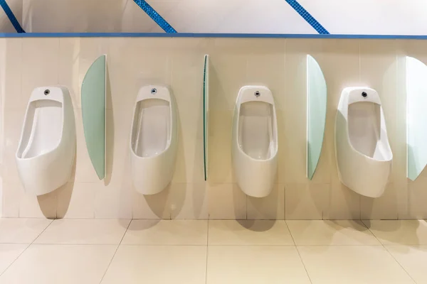 Urinal Putih Dengan Deretan Otomatis Menuangkan Sensor Dan Stopper Supermarket — Stok Foto