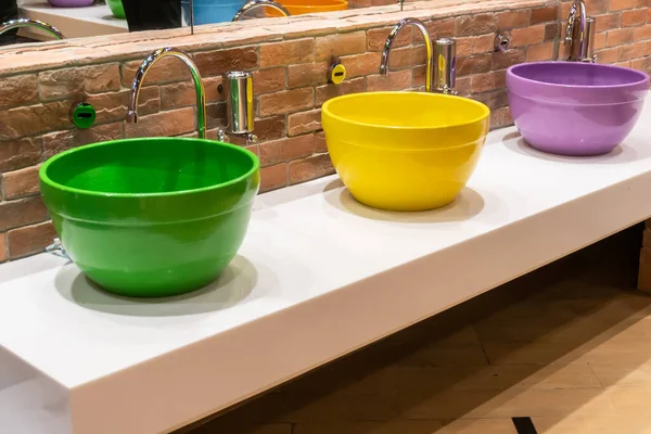 Lavatório Colorido Pias Com Sensores Modernos Descarga Água — Fotografia de Stock