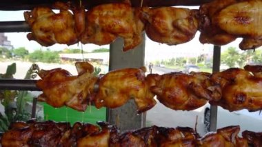 Tayland 'da yol kenarında bütün kızarmış tavuk var. Tayland sokak yemeği.