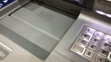 ATM 'ye 24 saat para yatır. Birçok çeşit banknot vardır..