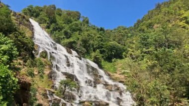 Mae Ya Şelalesi, Doi Inthanon Ulusal Parkı, Chiang Mai, Tayland 'da büyük bir şelaledir..