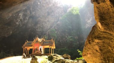 Prachuap Khiri Han Tayland 'da Hua Hin yakınlarında gizli bir mağaranın içindeki muhteşem tapınak.