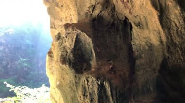 Prachuap Khiri Han Tayland 'da Hua Hin yakınlarında gizli bir mağaranın içindeki muhteşem tapınak.