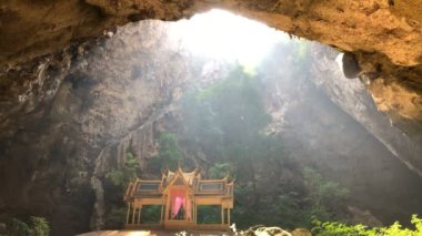 Prachuap Khiri Han Tayland 'da Hua Hin yakınlarında gizli bir mağaranın içindeki muhteşem tapınak.