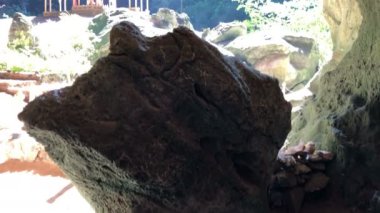 Prachuap Khiri Han Tayland 'da Hua Hin yakınlarında gizli bir mağaranın içindeki muhteşem tapınak.