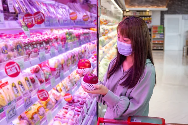 Las Mujeres Usan Máscaras Para Comprar Fruta Manzana Los Supermercados —  Fotos de Stock