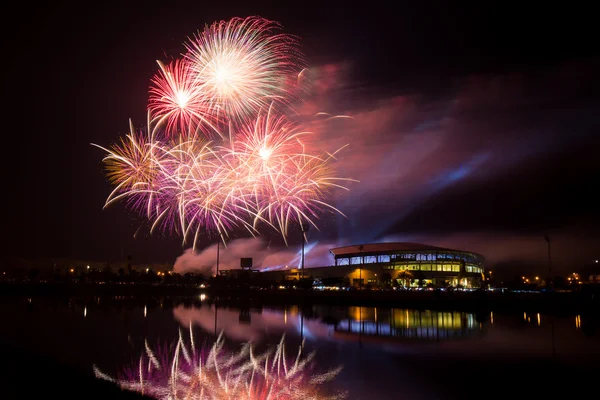 Feu d'artifice sur le stade la nuit — Photo