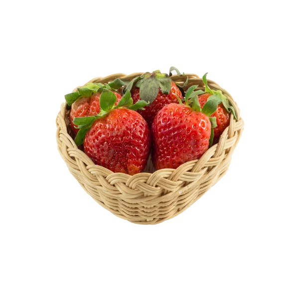 Fraises dans un panier en osier isolé sur fond blanc — Photo