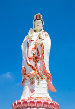 Mavi gökyüzü üzerinde Tanrıça Guanyin heykeli