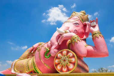 Wat saman Tapınağı'nda mavi gökyüzü güzel Ganesh heykele