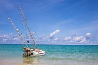 Kata Beach Phuket Tayland kıyısında batık terk