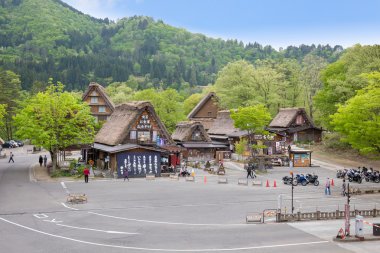 Gifu, Japonya - 10 Mayl, 2015: Shirakawago ilan bir Unesco Dünya Mirası alanı Shirakawago 1995 yılında, kendi geleneksel gassho-zukuri çiftlik için ünlü, köyün bol doğa ile çevrili.