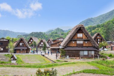 Gifu, Japonya - 10 Mayl, 2015: Shirakawago ilan bir Unesco Dünya Mirası alanı Shirakawago 1995 yılında, kendi geleneksel gassho-zukuri çiftlik için ünlü, köyün bol doğa ile çevrili.