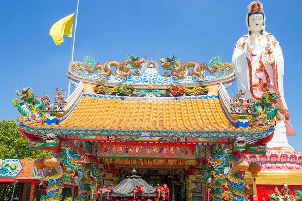Dragão chinês no telhado e guanyin com céu azul na Tailândia — Fotografia de Stock