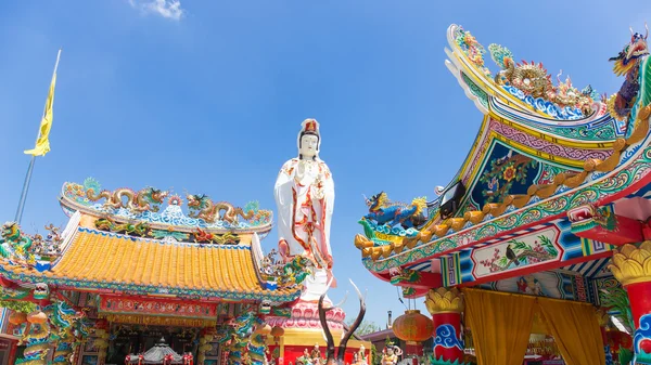 Dragão chinês no telhado e guanyin com céu azul na Tailândia — Fotografia de Stock