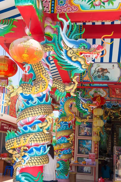 Goldener Drache und Laternenstatue auf Stange im Tempel, Thailand. — Stockfoto