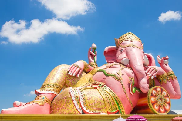 Hermosa estatua de Ganesh en el cielo azul en el templo de wat saman — Foto de Stock