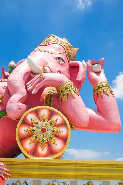 Hermosa estatua de Ganesh en el cielo azul en el templo de wat saman — Foto de Stock