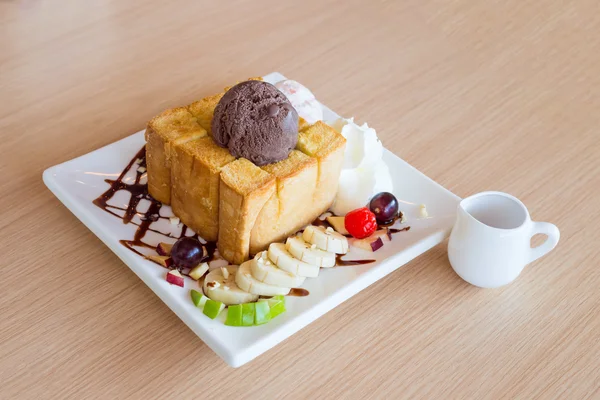 蜂蜜トーストとウッドの背景にチョコレート アイス クリームとホイップ クリーム — ストック写真