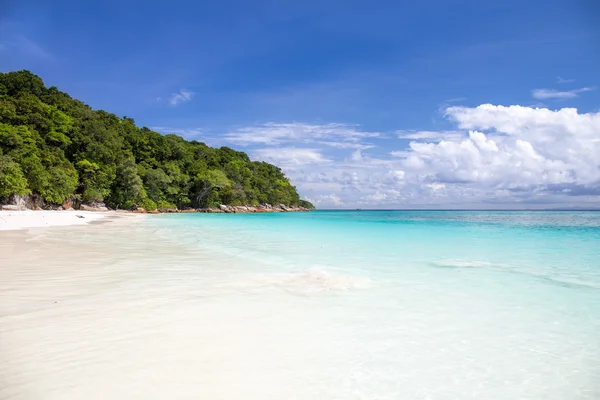 Hermoso mar cristalino y playa de arena blanca en la isla Tachai —  Fotos de Stock