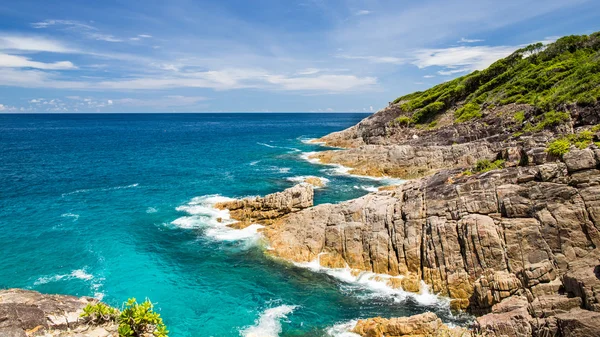 Vew punto hermoso mar cristalino y playa de arena blanca con piedra —  Fotos de Stock