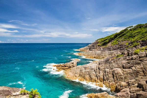 Toegangscode wijs prachtige kristalheldere zee en witte zandstrand met steen — Stockfoto