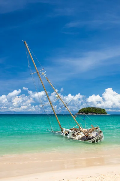 Abandoned shipwreck on the coast at kata — Stock Photo, Image