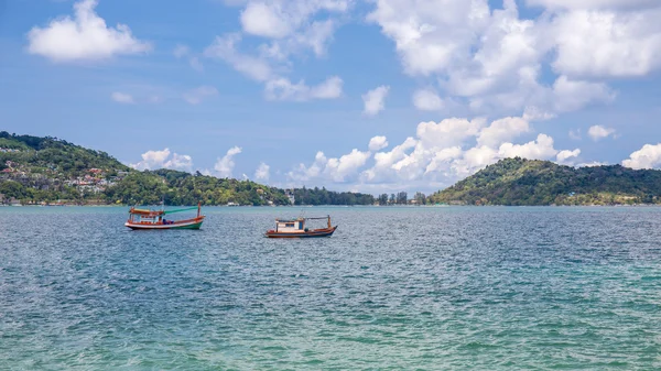 Kleine vissersboten in de buurt van de zee eiland Phuket — Stockfoto