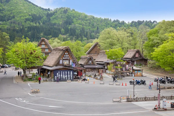 Gifu, japan - 10 mayl, 2015: shirakawago wurde 1995 zum UNESCO-Weltkulturerbe erklärt, shirakawago ist berühmt für seine traditionellen gassho-zukuri-Bauernhäuser, das Dorf ist von üppiger Natur umgeben. — Stockfoto