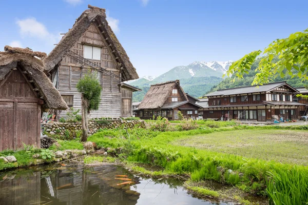 Historische Japans Village - Shirakawago in het voorjaar van — Stockfoto