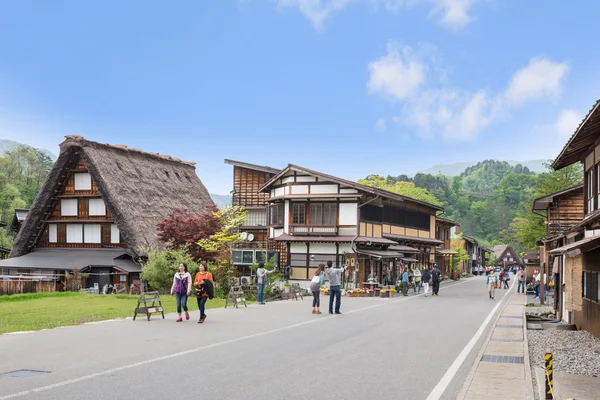 GIFU, JAPON - 10 Mayl, 2015 : Shirakawago Classé au patrimoine mondial de l'UNESCO en 1995, Shirakawago est célèbre pour ses fermes traditionnelles gassho-zukuri, Le village est entouré d'une nature abondante . — Photo